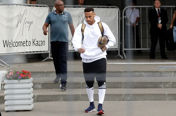Jogadores da seleção brasileira deixam hotel em Kazan sob aplausos