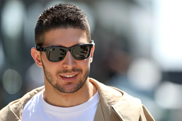 imagem colorida de esteban ocon, que correrá pela Haas - Metrópoles