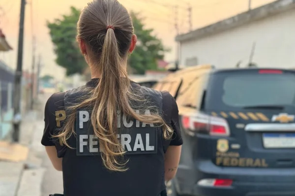 Imagem colorida de agente da PF. Metrópoles