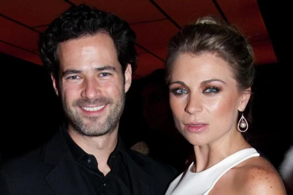 Atriz da Netflix defende marido, acusado de participar de seita sexual