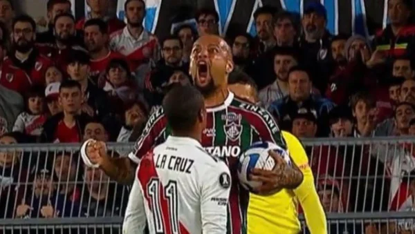 Após provocar torcida do River, Felipe Melo é abordado pela polícia