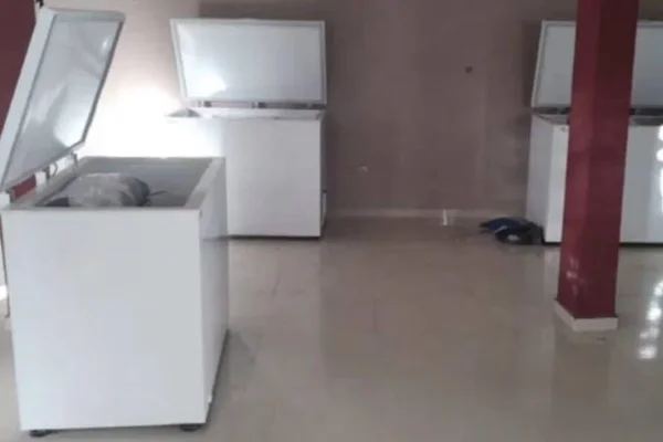 Foto colorida de freezer onde corpos foram encontrados no México - Metrópoles