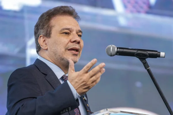 “Asfixia e segurança máxima”, diz ministro sobre plano contra facções