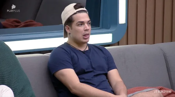Lucas Santos em A Fazenda 14. O homem está com um boné bege, blusa azul escura e tem pele clara - Metrópoles