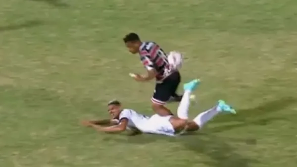 Jogador tem lesão nos testículos em jogo da Série C: cenas fortes
