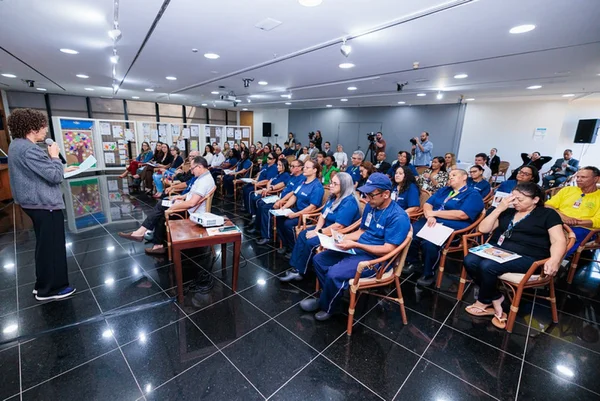 Terceirizados recebem certificado de alfabetização em programa da PGR