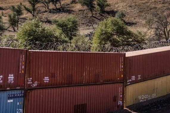 Muro de contêineres no Arizona (EUA)