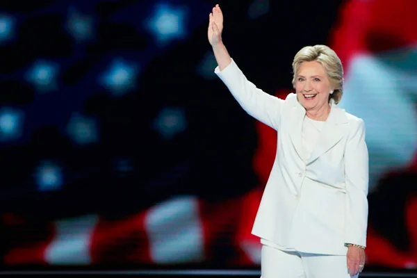 O novo estilo de Hillary Clinton é um convite para combater o machismo