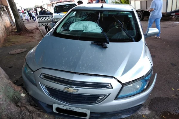 Polícia persegue carro roubado no Distrito Federal. Vídeo