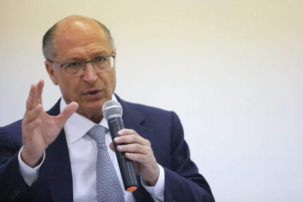 Alckmin promete no DF impulsionar comércio exterior