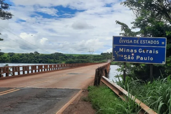 Imagem colorida de Ponte que liga MG e SP, que foi interditada. Metrópoles