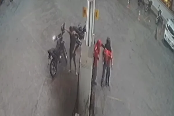Imagem colorida,motociclista usa manobra de heimich para salvar frentista engasgado- Metrópoles