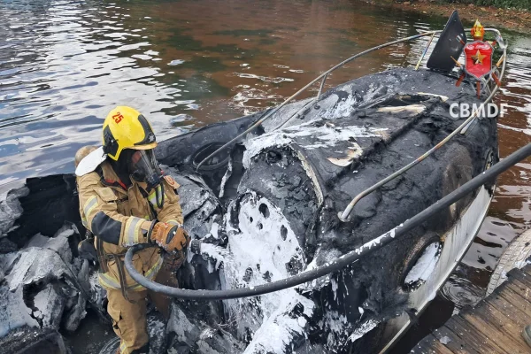 Homem sofre queimaduras de 2º grau em lancha em chamas no Lago Paranoá