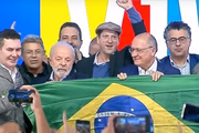 O presidente Lula, o vice Geraldo Alckmin, ministros e deputados da base exibem a bandeira do Brasil em Osasco O presidente Lula, o vice Geraldo Alckmin, ministros e deputados da base exibem a bandeira do Brasil em Osasco
