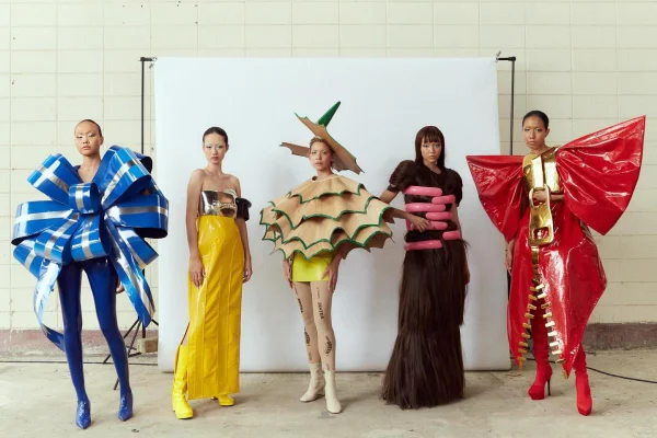 Na imagem com cor, foto dos looks da designer Prim Sharlyn - metrópoles