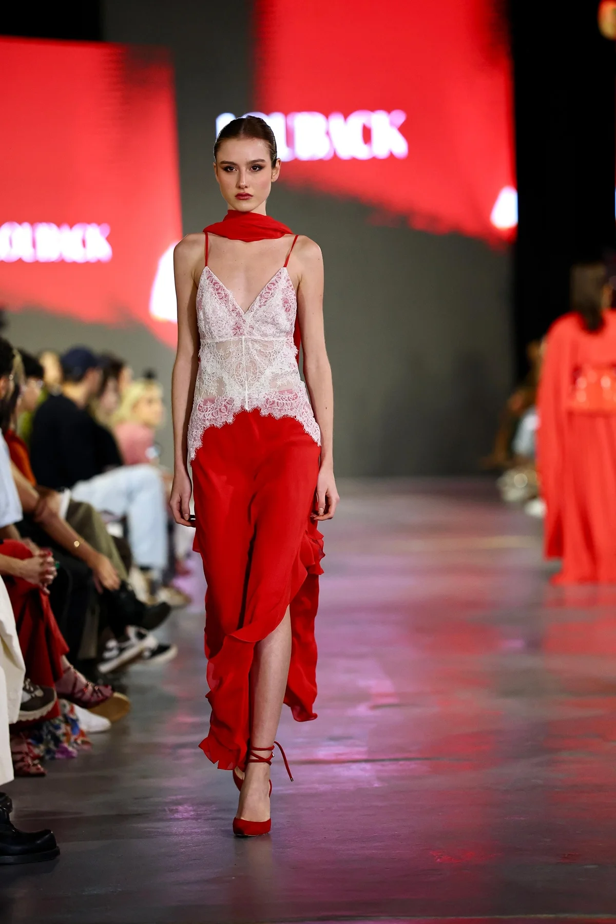 Desfile seguiu uma progressão de peças vermelho e rosa até a cor branca Desfile seguiu uma progressão de peças vermelho e rosa até a cor branca