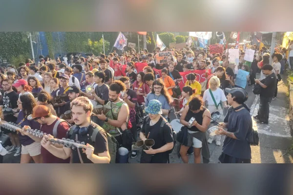 Estudantes da Universidade de São Paulo (USP) realizam marcha em meio a greve.