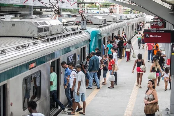 Após aumentar passagem, empresa de trens do Rio proíbe comentários