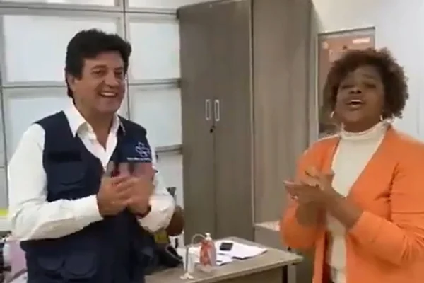 Mandetta cantando ao lado de colega