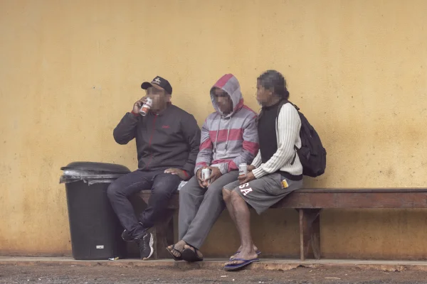 Foto colorida de indígenas consumindo bebidas alcóolicas em Rio das Cobras