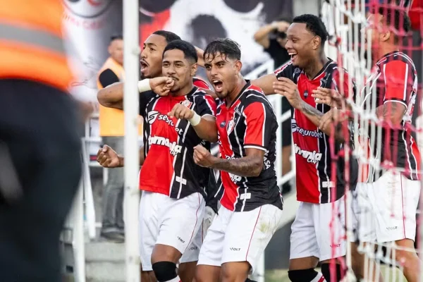 Jogadores do Joinville comemoram gol contra o Azuriz fora de casa