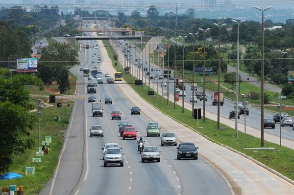 Farol baixo durante o dia passa a ser obrigatório em rodovias
