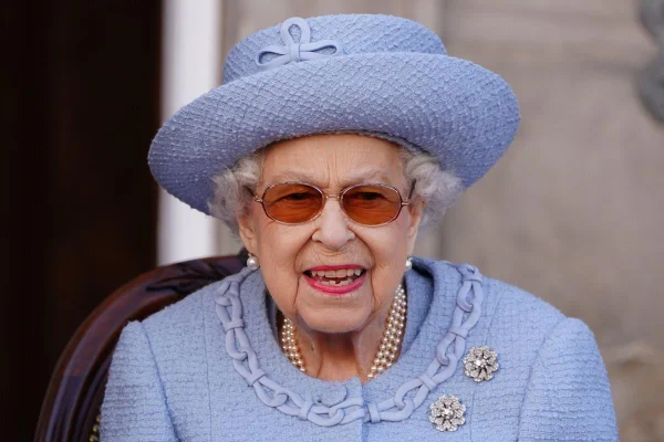 Foto colorida. Mulher idosa com roupas na cor lavanda