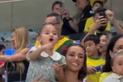 Vídeo: Mavie fica com ciúmes o ver Neymar conversando com jogadores Vídeo: Mavie fica com ciúmes o ver Neymar conversando com jogadores