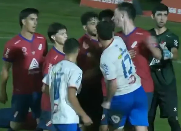 Imagem de jogador acertando soco em adversário no Uruguai - Metrópoles