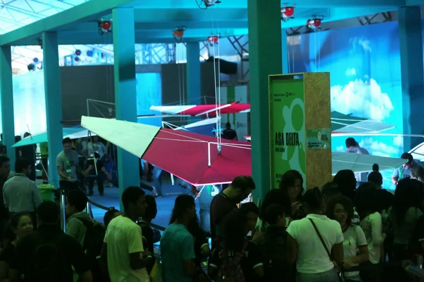 O stand Voe pelas Águas do Brasil oferece aos visitantes um emocionante passeio virtual de asa-delta, sobrevoando locais conhecidos do país, como a Pedra da Gávea, no Rio de Janeiro, as Cataratas do Iguaçu e o Pantanal Mato-Grossense O stand Voe pelas Águas do Brasil oferece aos visitantes um emocionante passeio virtual de asa-delta, sobrevoando locais conhecidos do país, como a Pedra da Gávea, no Rio de Janeiro, as Cataratas do Iguaçu e o Pantanal Mato-Grossense