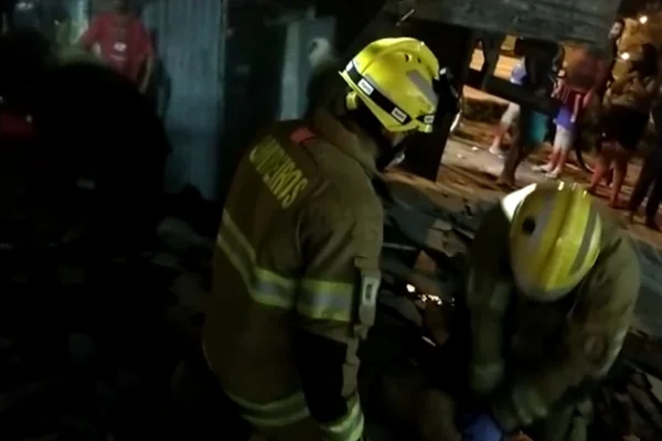 bombeiros tentam salvar funcionário