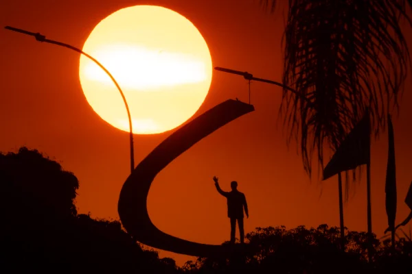 memorial jk com por do sol ao fundo