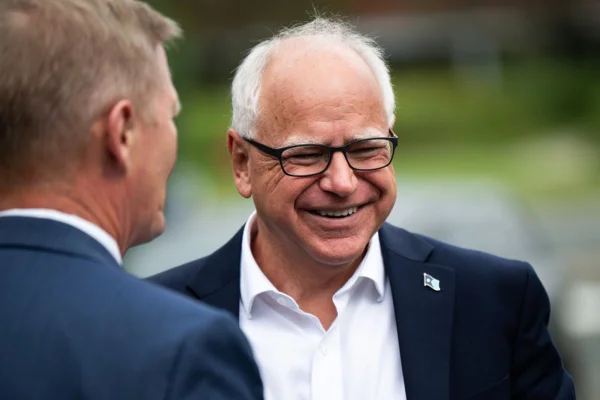 Quem é Tim Walz, o escolhido de Kamala Harris para ser o vice da chapa