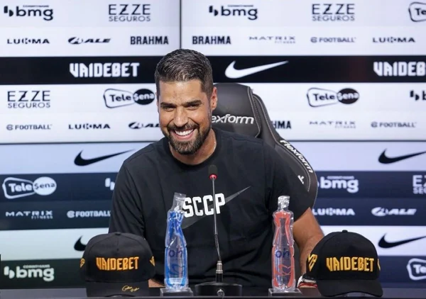 António Oliveira sorri em apresentação oficial no Corinthians