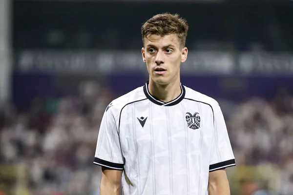 Torcida invade estádio do PAOK em protesto à venda de Konstantelias