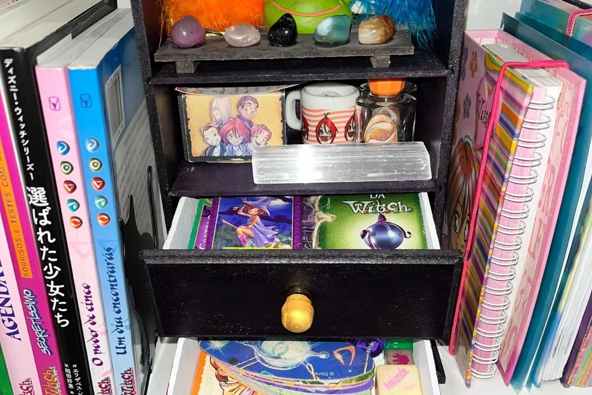 Ela tem revistas, agendas, canecas, bonecos, livros e muito mais Ela tem revistas, agendas, canecas, bonecos, livros e muito mais