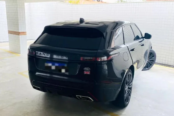 Land Rover pertencia ao jogador Ferreirinha. Comprador caiu em golpe ao repassar o carro que apareceu na garagem de empresário no litoral - Metrópoles