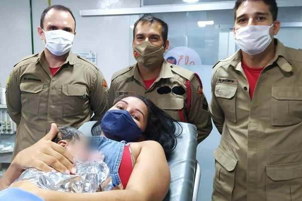 gestante tem filho dentro da viatura dos bombeiros, em goiânia, após sentir contrações e bolsa estourar em agência bancária