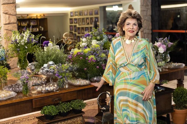 Feliz 88 anos! Alda Corrêa reúne amigas e familiares para celebração