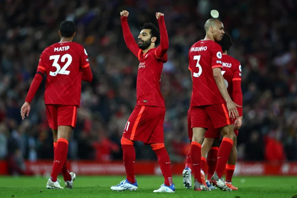 Liverpool goleia United mais uma vez e assume liderança da Premier