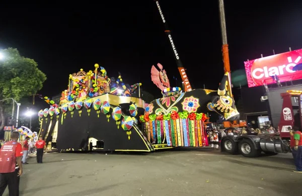 Carro da Grande Rio quebra e escola estoura tempo de desfile