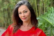 Suzana Alves, ex-Tiazinha, posa de look vermelho