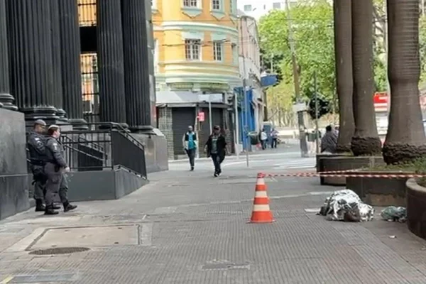 Imagem colorida mostra corpo de morador em situação de rua encontrado morto na Praça da Sé, em São Paulo - Metrópoles