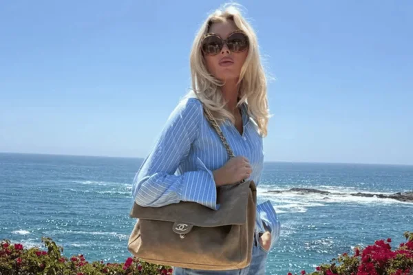 foto com cor. influenciadora com maxi flap bag da chanel - metrópoles