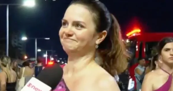 Suzana se revolta com adiamento do show de Taylor Swift. Foto mostra mulher falando em microfone e com cara de decepção - Metrópoles