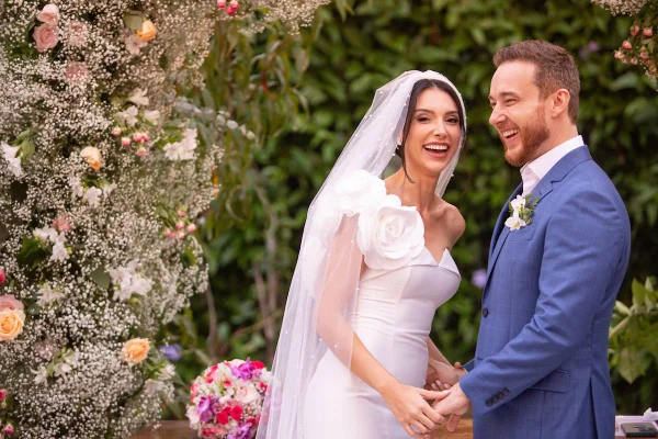 Foto colorida dos noivos Mariana Bastos e Leonardo Amorim - Metrópoles
