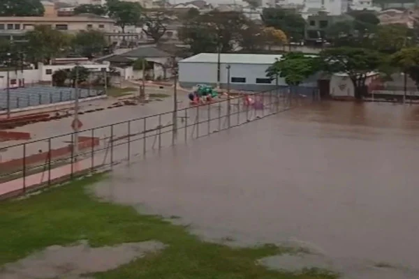 Imagem colorida mostra alagamento causado por temporal no interior de SP. Metrópoles