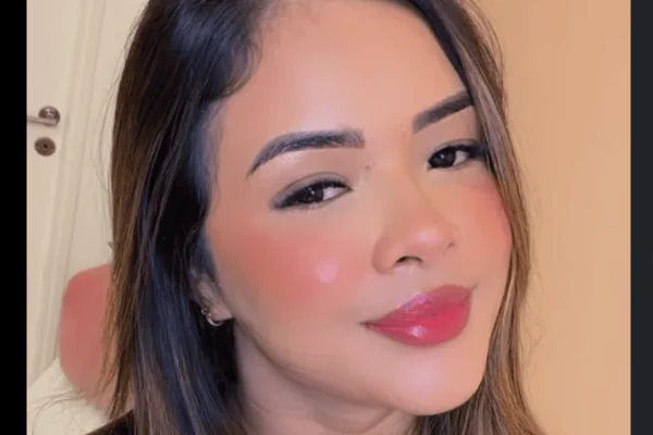 mulher jovem andar prédio morumbi