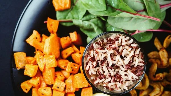 imagem colorida de arroz e vegetais em um prato dieta vegana - Metrópoles