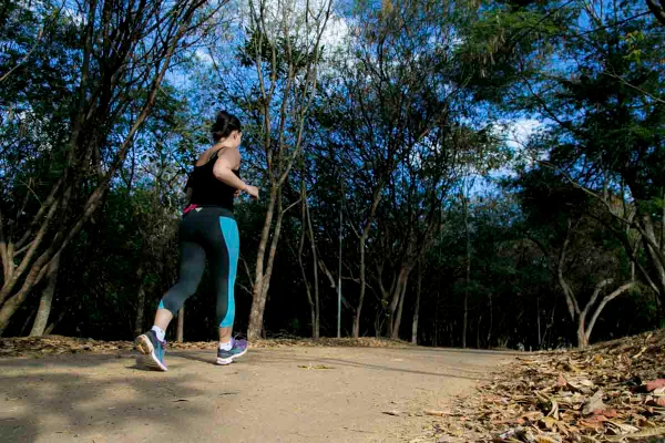 Mulher caminha no Parque Olhos D’agua em Brasília - metrópoles